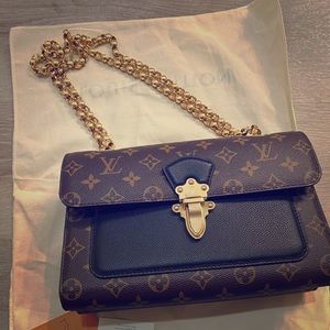 Louis Vuitton Victoire in Noir